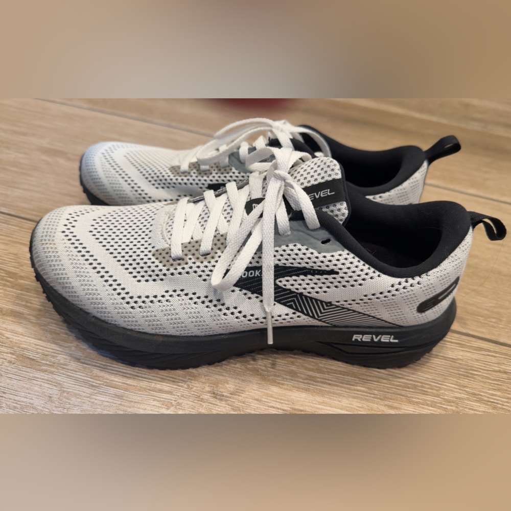 Brooks Revel Athletic Shoes - White and Black size 9
